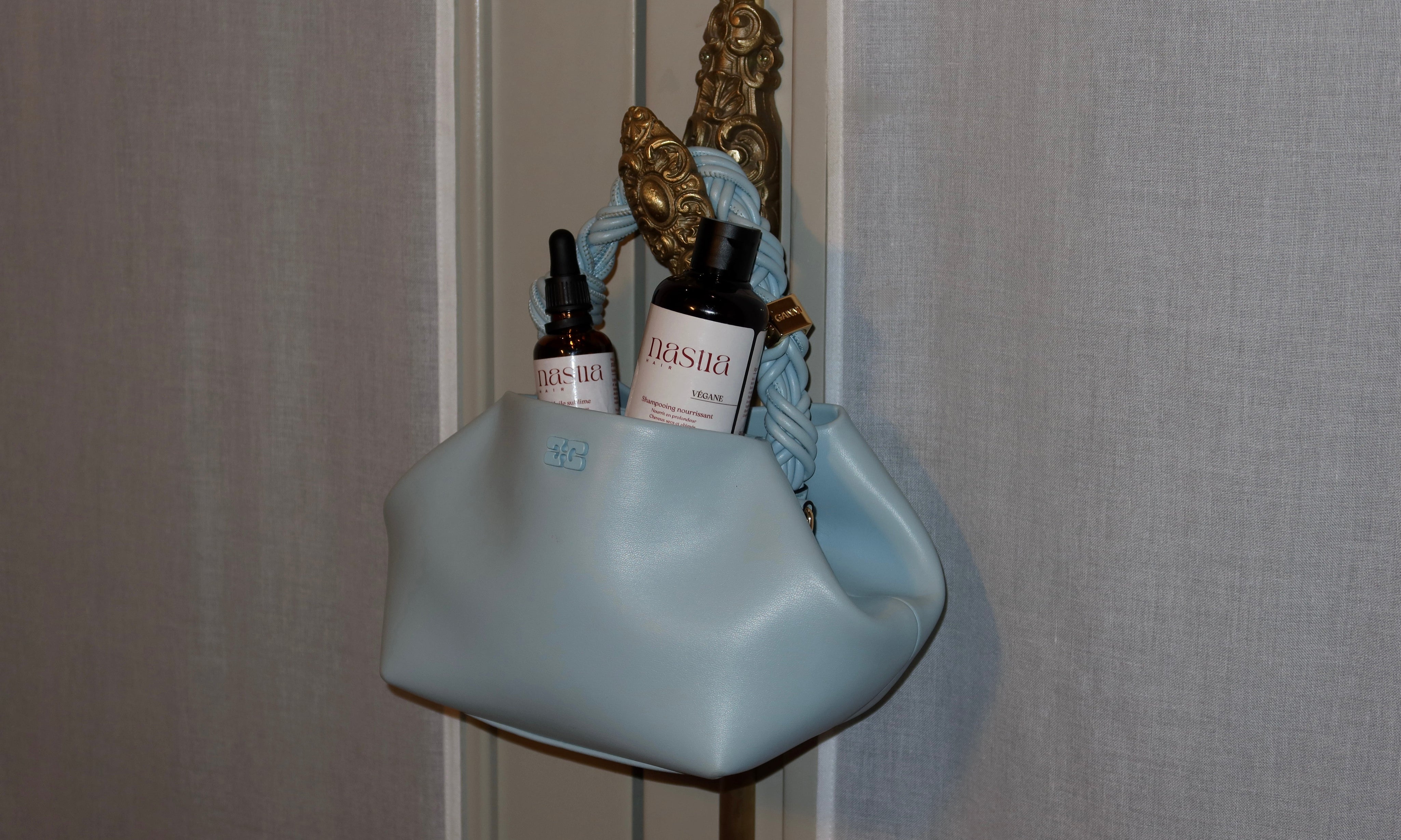 Comment appliquer une huile sur les cheveux : le bon geste, au bon moment