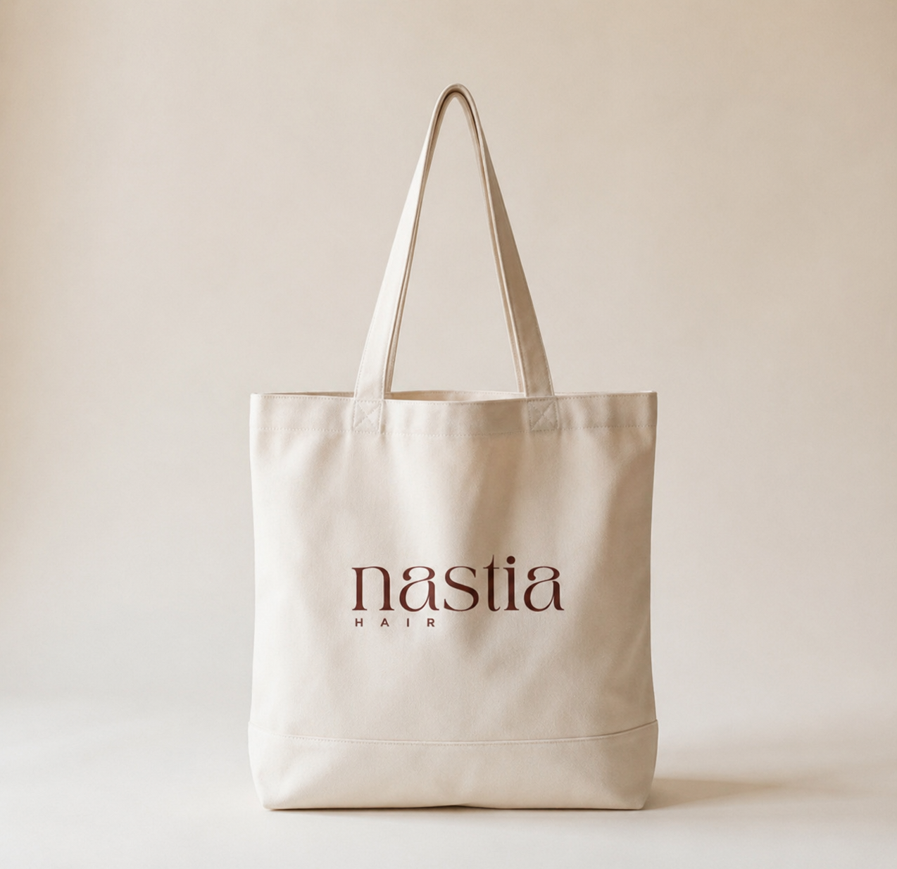 Tote bag en coton bio Nastia Hair avec logo signature imprimé en marron sur le devant