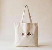 Tote bag en coton bio Nastia Hair avec logo signature imprimé en marron sur le devant