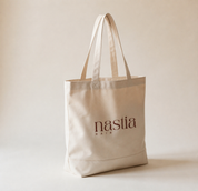 Tote bag en coton bio Nastia Hair avec logo signature marron, vue trois quarts