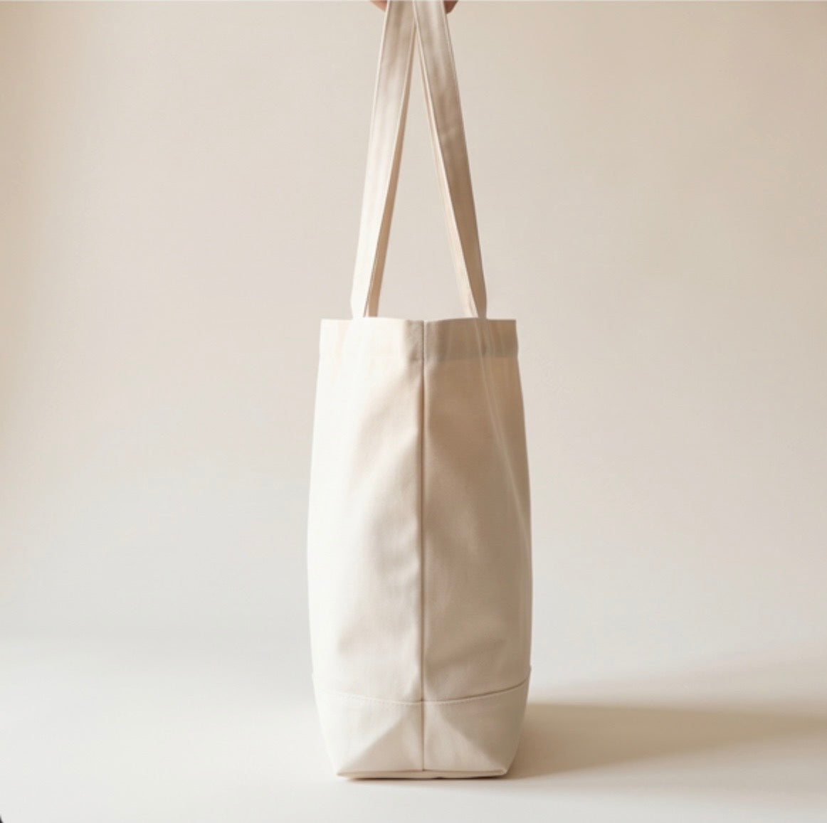 Tote bag en coton bio Nastia Hair vu de profil avec soufflet et anses longues